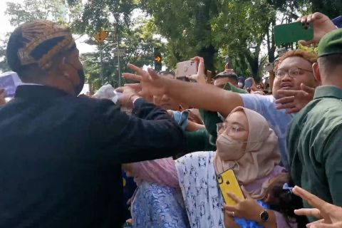 Warga antusias berebut suvenir di tengah kirab Kaesang-Erina