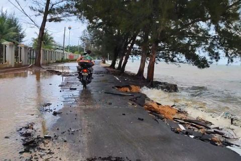 Warga diminta waspada, kawasan wisata diterjang gelombang pasang
