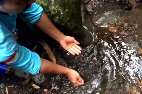 Warga temukan 2 titik air hangat di sungai lereng Gunung Ceremai