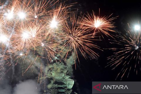 Pesta kembang api sambut tahun baru 2023 di GWK Bali
