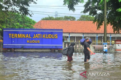 Terminal Jati Kudus terendam banjir