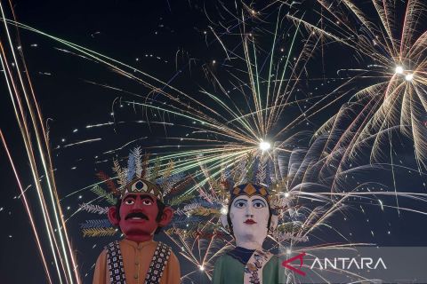 Semarak pesta kembang api di kawasan Patung Ondel-Ondel Jakarta