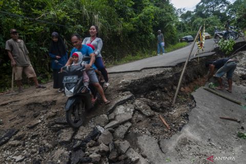 Jalan akses menuju wisata Saba Budaya Badui ambles