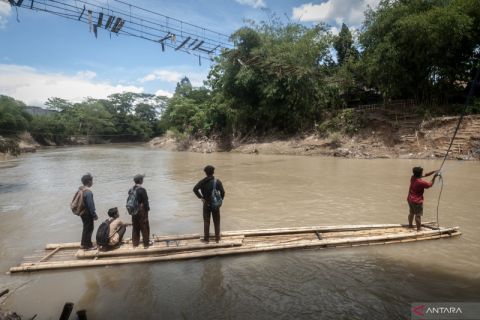 Rakit bambu gantikan jembatan gantung yang rusak