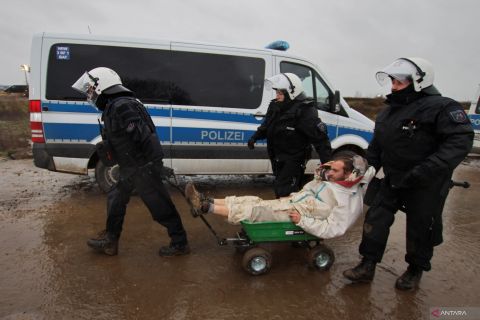 Aksi duduk menentang perluasan tambang terbuka di Luetzerath, Jerman