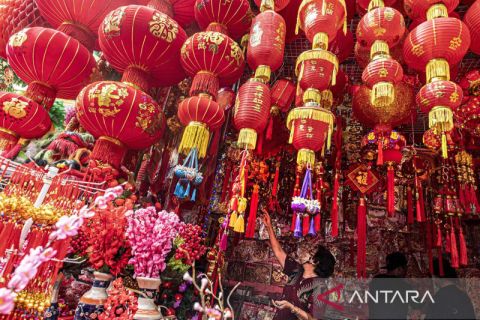 Penjualan pernak-pernik imlek di Glodok