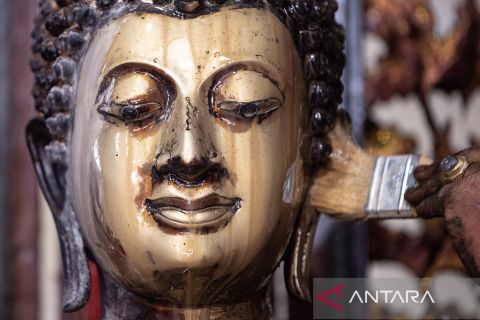 Tradisi bersih patung dewa jalang perayaan imlek