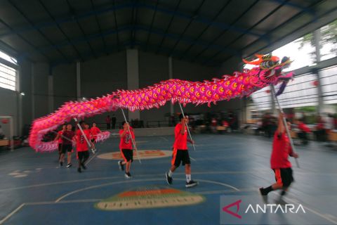 Lomba Liong sambut Tahun Baru Imlek