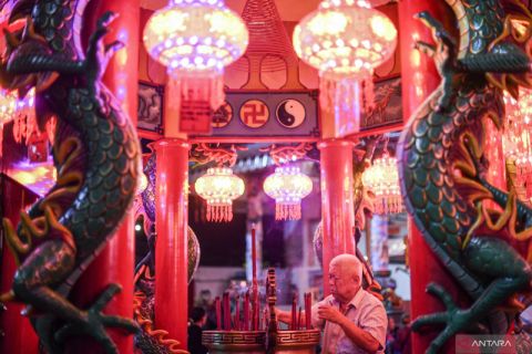 Sembahyang jelang Imlek 2574 di Jakarta