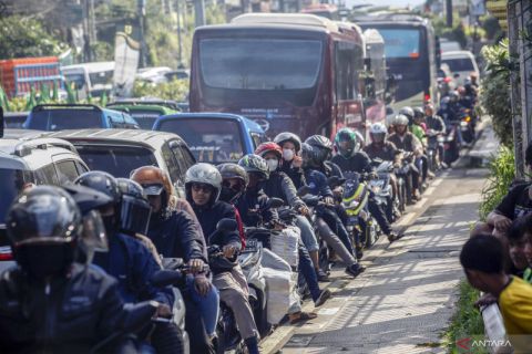 Jalur wisata Puncak padat