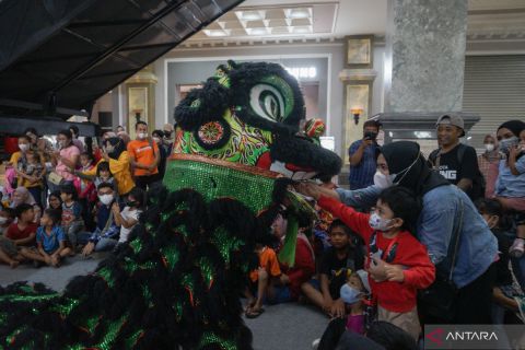 Pertunjukan barongsai di pusat perbelanjaan
