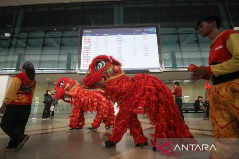 Barongsai beraksi di bandara internasional Juanda