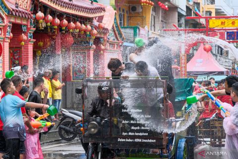 Festival perang air di Kepulauan Meranti