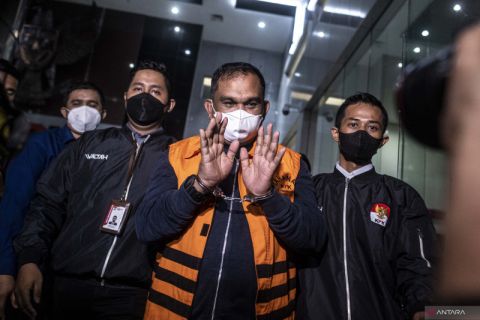 KPK tahan Izil Azhar