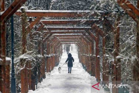 Menikmati hujan salju di Bucharest