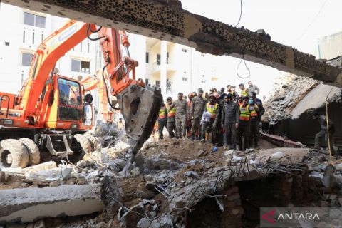 Pencarian korban bom bunuh diri di masjid Peshawar, Pakistan