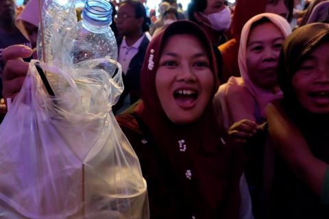 Aksi tukar sampah dengan kue keranjang di wisata lampion Pasar Gede