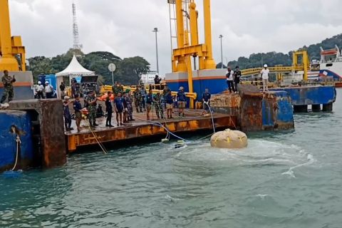 Evakuasi bangkai truk yang tercebur di Pelabuhan Merak gagal