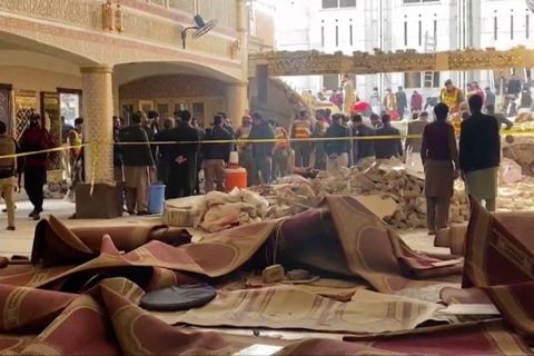 Bom bunuh diri di masjid Peshawar, tewaskan 32 orang