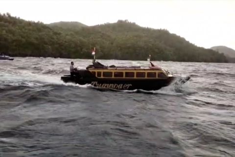 Dihantam gelombang, kapal cepat rute Sofifi - Ternate alami mati mesin