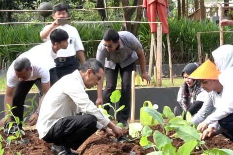 Kunjungi Agroeduwisata, Heru Budi ajak anak panti asuhan berkebun