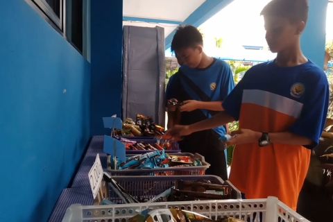 Melihat siswa berlatih perilaku jujur di kantin kejujuran sekolah