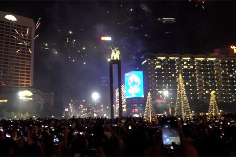 Perayaan pergantian tahun di Bundaran HI  berlangsung meriah