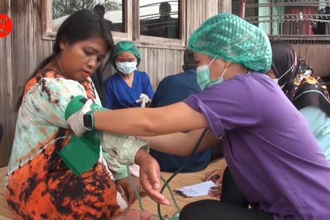 Petugas puskesmas datangi warga terdampak ablasi Sungai Kahayan