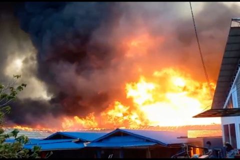 Ratusan kios di Pasar Pharaa Sentani Jayapura terbakar