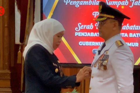 Khofifah lantik Aries Agung Paewai sebagai Penjabat Wali Kota Batu