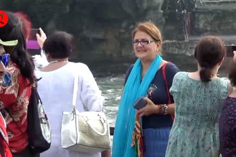 Tanah Lot dipadati wisatawan meskipun cuaca ekstrem