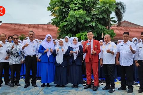 Terima e-KTP, pelajar Pangkalpinang senang karena bisa ikut Pemilu