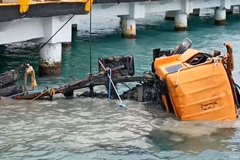 Truk tercebur di Dermaga 5 Pelabuhan Merak berhasil dievakuasi