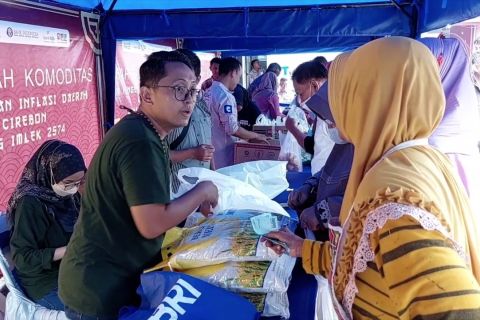 Warga Cirebon incar kebutuhan pokok di operasi pasar murah