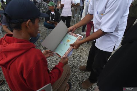 Penyerahan Sertifikat Redistribusi Tanah Untuk Nelayan