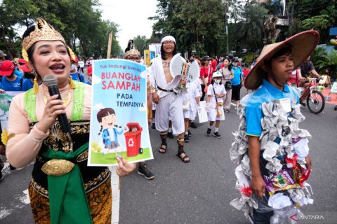 Aksi memunguti sampah di CFD Solo