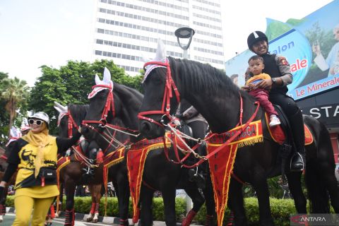 Polisi berkuda hibur warga di Hari Bebas Kendaraan Bermotor
