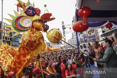 Erick Thohir hadiri Karnaval Naga dan Barongsai Cap Go Meh 2574 di Pontianak