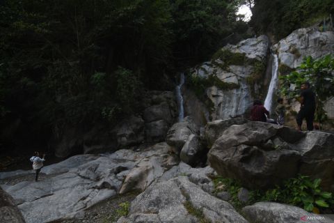 Wisata Air Terjun Loli Tasiburi