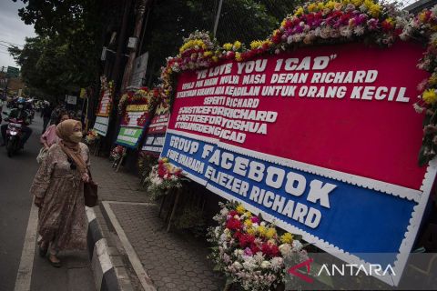 Karangan bunga saat sidang putusan Richard Eliezer di PN Jaksel