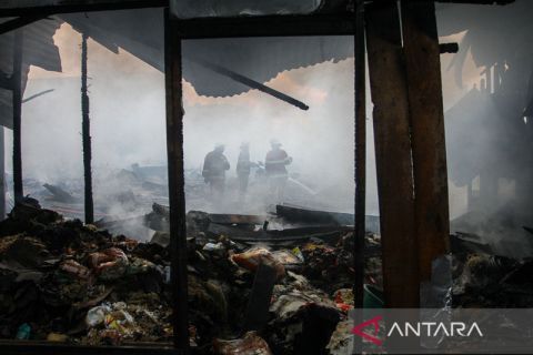 Kebakaran Pasar Cik Puan, sedikitnya 50 kios hangus