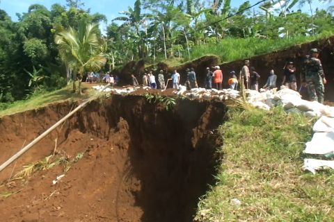 2 desa di Jember dan Bondowoso nyaris terisolasi akibat longsor