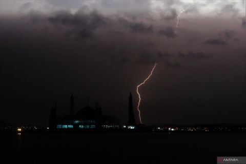 WASPADA ANCAMAN PETIR DAN ANGIN KENCANG