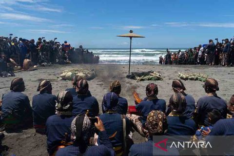 Prosesi Labuhan Alit di Pantai Parangkusumo