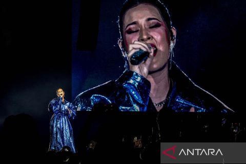 Aksi Raisa saat konser tunggal di stadion utama GBK