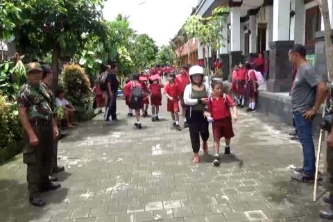 Aparat keamanan Legian berjaga saat jam pulang sekolah