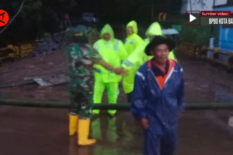 Jalur Malang-Kediri di Pujon, tertutup tanah longsor