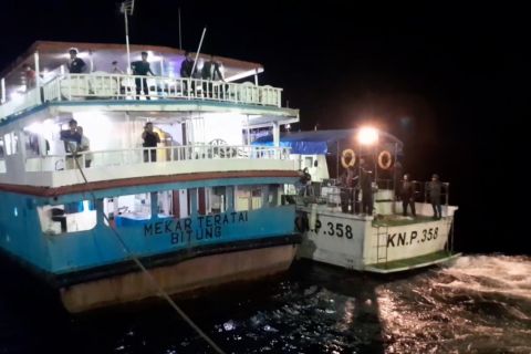 Kapal patroli KNP 358 tarik KM Mekar Teratai di perairan Tidore