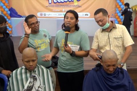 Ketika orang tua anak pengidap kanker & wali kota ikut gunduli rambut