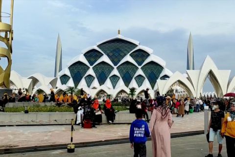 Libur Isra Miraj, warga berwisata religi di Masjid Raya Al Jabbar